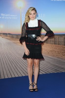 Chloe-Moretz_-Paying-Homage-Photocall-at-42th-Deauville-US-Film-Festival--04.jpg