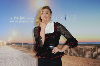 Chloe-Moretz_-Paying-Homage-Photocall-at-42th-Deauville-US-Film-Festival--15.jpg