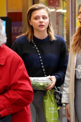 Grabs_her_salad_in_NYC_November_8_28129.jpg