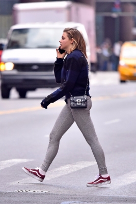 Grabs_her_salad_in_NYC_November_8_28129~0.jpg