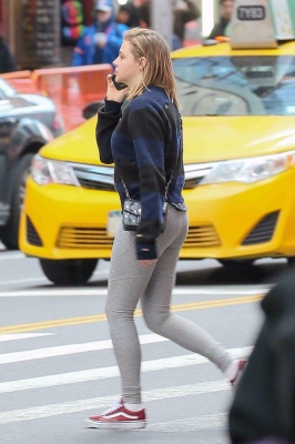 Grabs_her_salad_in_NYC_November_8_281329.jpg