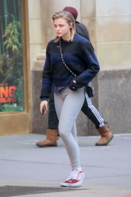 Grabs_her_salad_in_NYC_November_8_281429.jpg