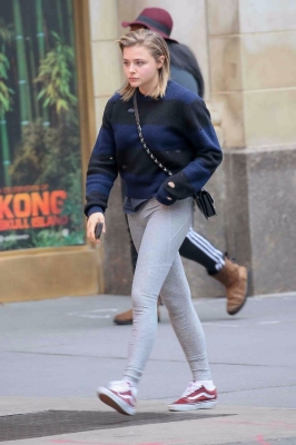 Grabs_her_salad_in_NYC_November_8_281529.jpg