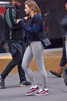 Grabs_her_salad_in_NYC_November_8_282129.jpg