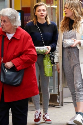 Grabs_her_salad_in_NYC_November_8_28229.jpg