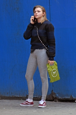Grabs_her_salad_in_NYC_November_8_28229~0.jpg