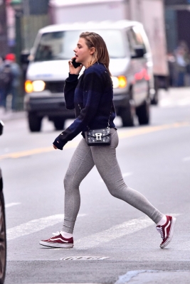 Grabs_her_salad_in_NYC_November_8_282429.jpg