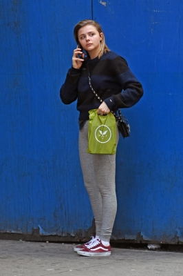 Grabs_her_salad_in_NYC_November_8_282529.jpg