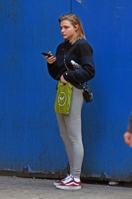 Grabs_her_salad_in_NYC_November_8_282929.jpg
