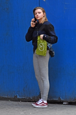 Grabs_her_salad_in_NYC_November_8_283029.jpg