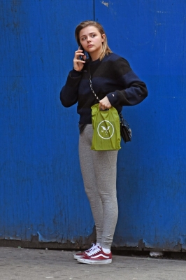 Grabs_her_salad_in_NYC_November_8_283129.jpg
