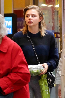 Grabs_her_salad_in_NYC_November_8_28329.jpg