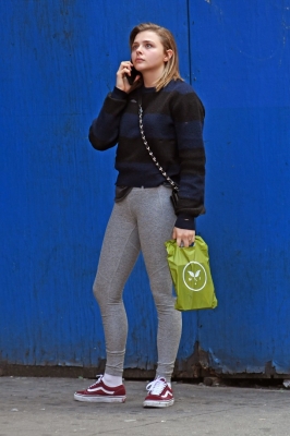 Grabs_her_salad_in_NYC_November_8_28329~0.jpg