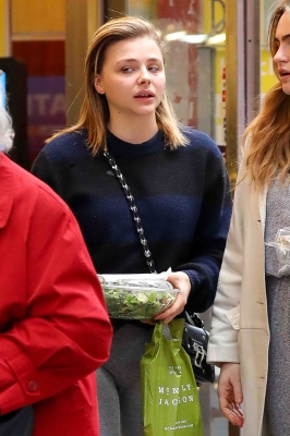 Grabs_her_salad_in_NYC_November_8_28429.jpg