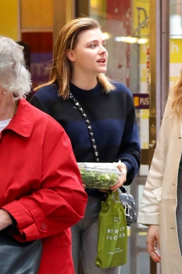 Grabs_her_salad_in_NYC_November_8_28529.jpg