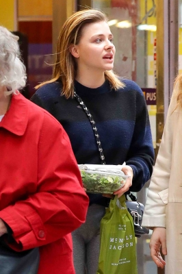 Grabs_her_salad_in_NYC_November_8_28629.jpg