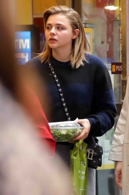 Grabs_her_salad_in_NYC_November_8_28729.jpg