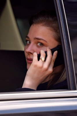 Grabs_her_salad_in_NYC_November_8_28729~0.jpg