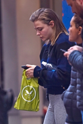 Grabs_her_salad_in_NYC_November_8_28929.jpg
