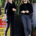 Enjoys_a_lunch_with_her_family_at_Il_Pastaio_in_Beverly_Hills2C_CA_28329.jpg