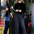 Enjoys_a_lunch_with_her_family_at_Il_Pastaio_in_Beverly_Hills2C_CA_28529.jpg