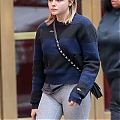 Grabs_her_salad_in_NYC_November_8_281029.jpg