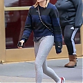 Grabs_her_salad_in_NYC_November_8_281129.jpg