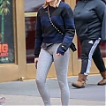 Grabs_her_salad_in_NYC_November_8_281229.jpg