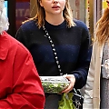 Grabs_her_salad_in_NYC_November_8_28129.jpg