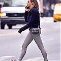 Grabs_her_salad_in_NYC_November_8_28129~0.jpg