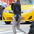Grabs_her_salad_in_NYC_November_8_281329.jpg