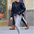 Grabs_her_salad_in_NYC_November_8_281429.jpg