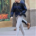 Grabs_her_salad_in_NYC_November_8_281529.jpg