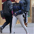 Grabs_her_salad_in_NYC_November_8_281629.jpg