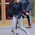 Grabs_her_salad_in_NYC_November_8_281729.jpg