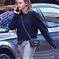 Grabs_her_salad_in_NYC_November_8_281829.jpg