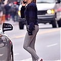 Grabs_her_salad_in_NYC_November_8_282029.jpg