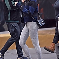 Grabs_her_salad_in_NYC_November_8_282129.jpg