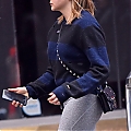 Grabs_her_salad_in_NYC_November_8_282229.jpg