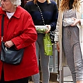 Grabs_her_salad_in_NYC_November_8_28229.jpg