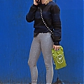 Grabs_her_salad_in_NYC_November_8_28229~0.jpg