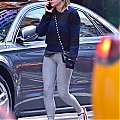 Grabs_her_salad_in_NYC_November_8_282329.jpg