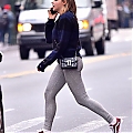 Grabs_her_salad_in_NYC_November_8_282429.jpg