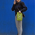 Grabs_her_salad_in_NYC_November_8_282529.jpg