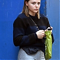 Grabs_her_salad_in_NYC_November_8_282629.jpg