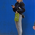 Grabs_her_salad_in_NYC_November_8_282929.jpg