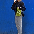 Grabs_her_salad_in_NYC_November_8_283029.jpg