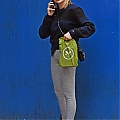 Grabs_her_salad_in_NYC_November_8_283129.jpg