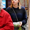 Grabs_her_salad_in_NYC_November_8_28329.jpg