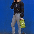Grabs_her_salad_in_NYC_November_8_28329~0.jpg